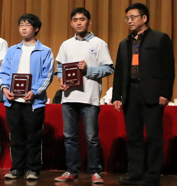 图3 漫画柜
银奖队伍代表汝峰领奖